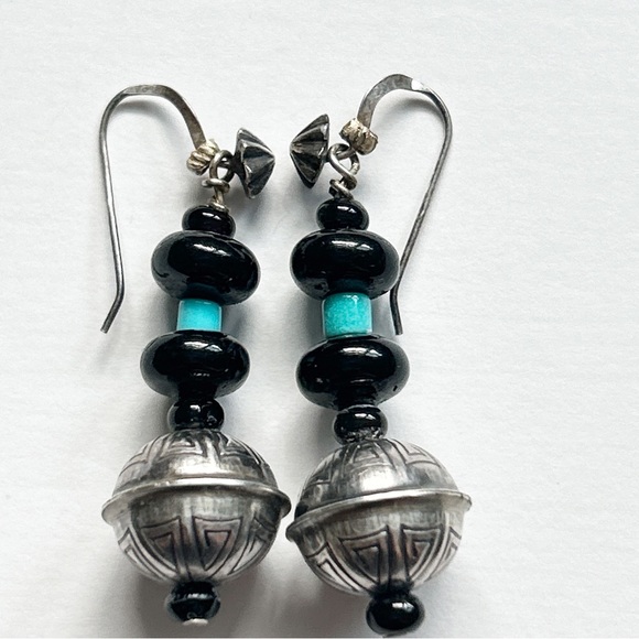 Vintage Southwestern Turquoise Onyx Sterling Silver Navajo Pearl Earrings - Picture 4 of 7